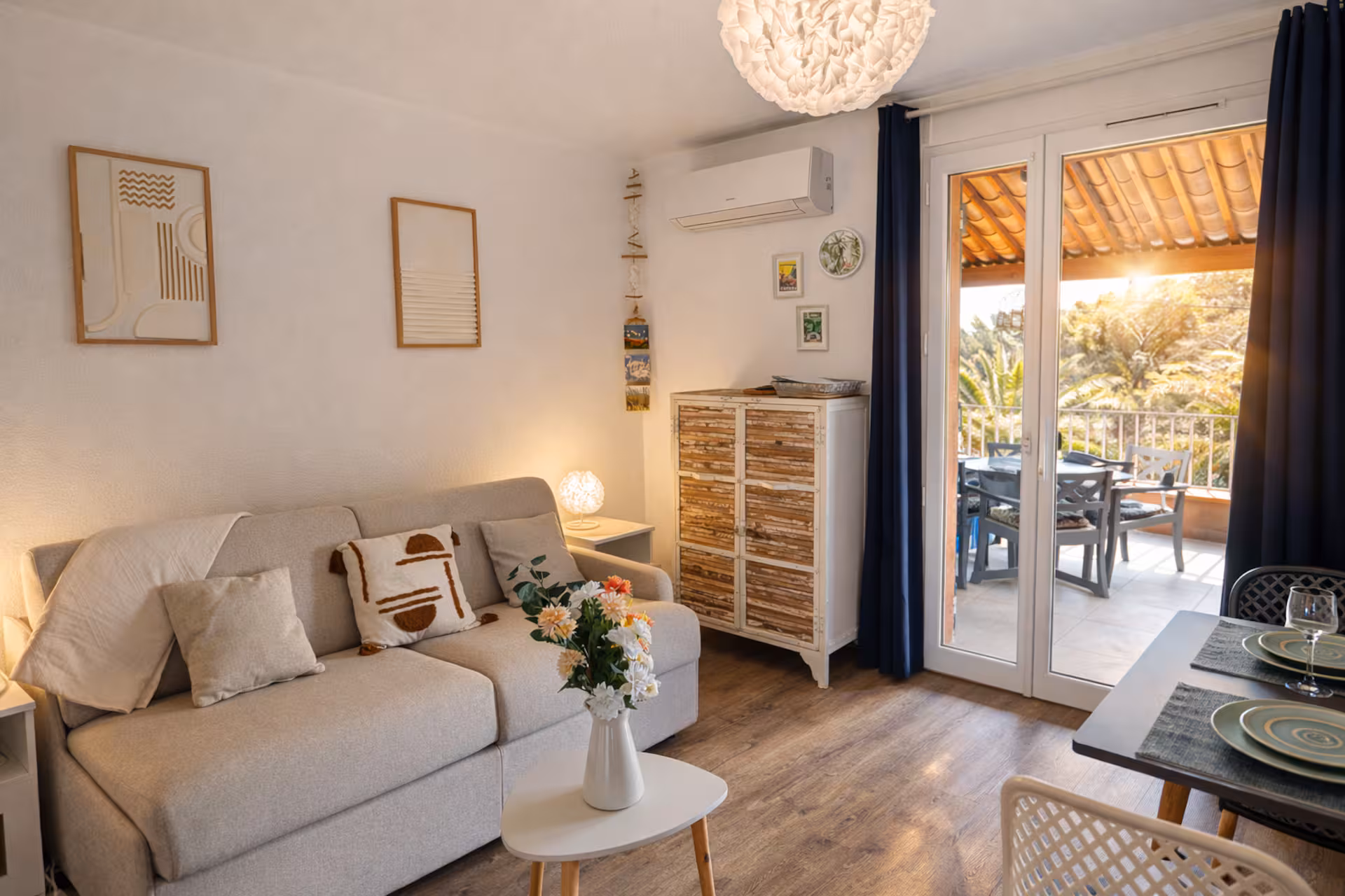 b286f27d-e8d3-4758-88da-6e0a047c2dcb.png vue intérieure table, canapé, lit individuel, TV, entrée